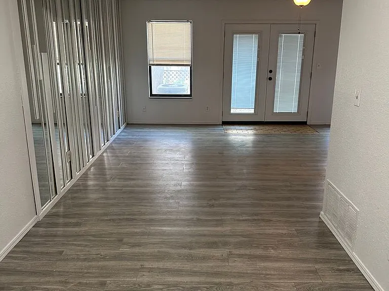 1300 N Rockwell Ave — Photo 9