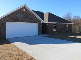 2005 Maple Ct, Gentry, AR 72734