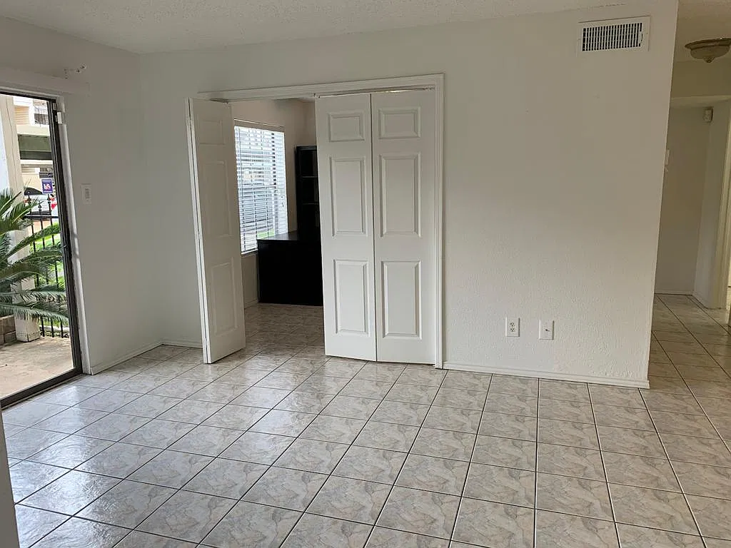 2 bed, 796 sqft, $1,200 — Photo 3