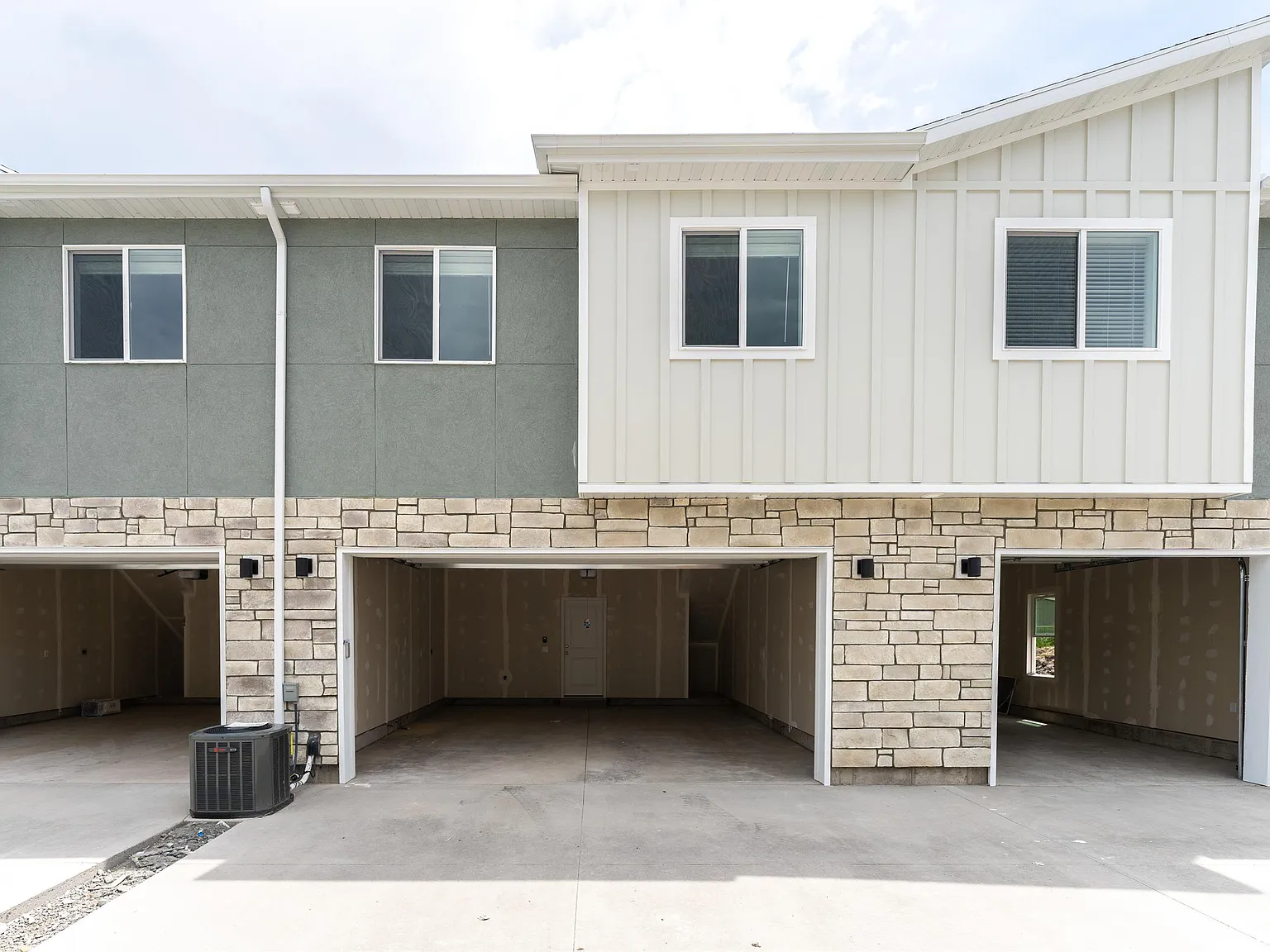 3 bed, 2.5 bath, 1476 sqft, $1,585 — Photo 3