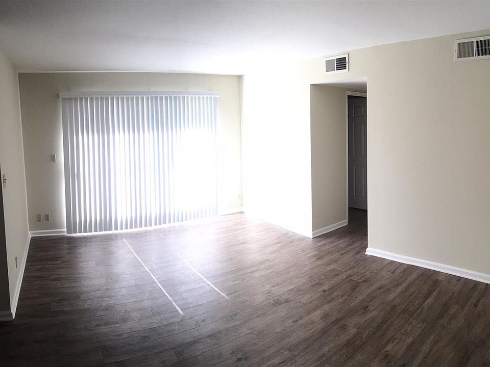 2nd image of 2901 W Victory Blvd #M