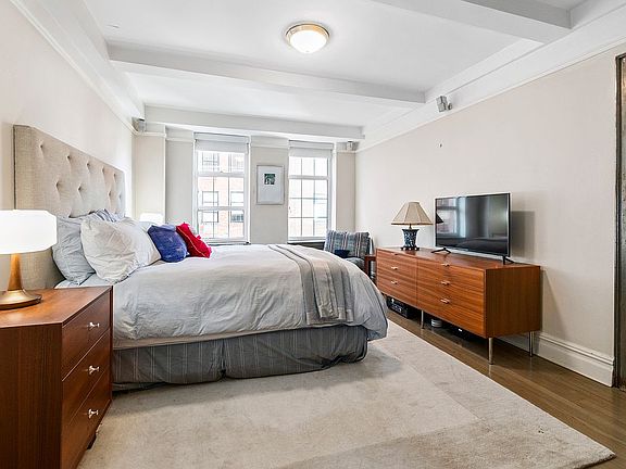 5th image of 470 W 24th St APT 9A