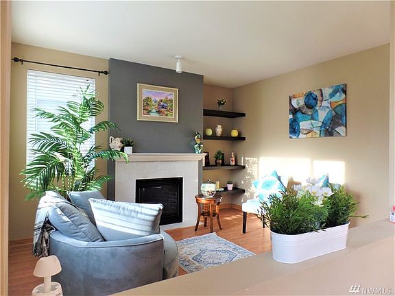  Very nice living room off of main entrance