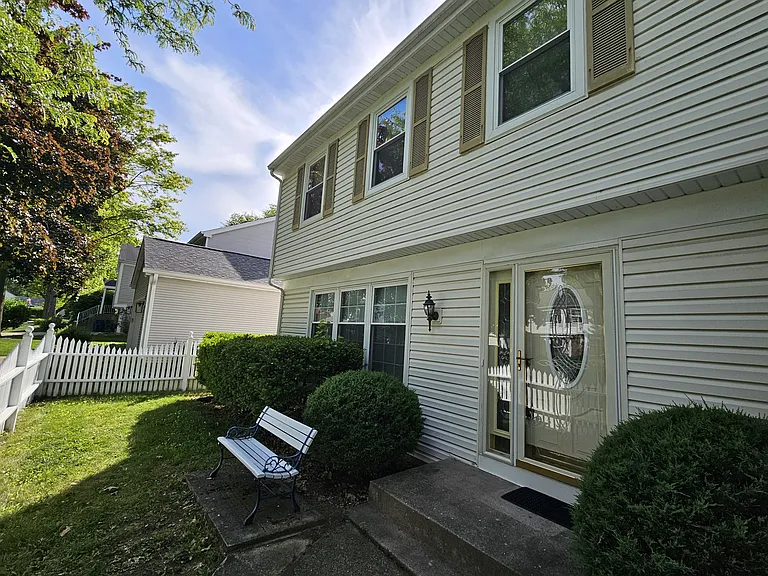 10 Mayflower Rd — Photo 2