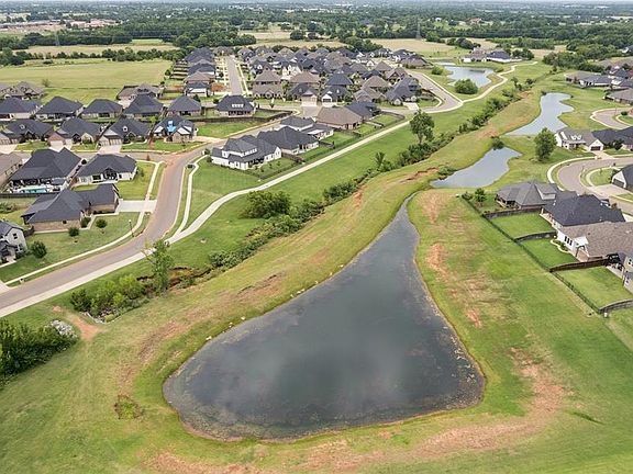 3rd image of 701 Maple Hill Rd