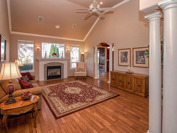 2nd image of 1039 SE Sentry Dr