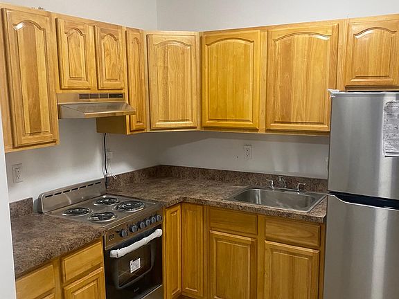 3rd image of 810 E 165th St #1R