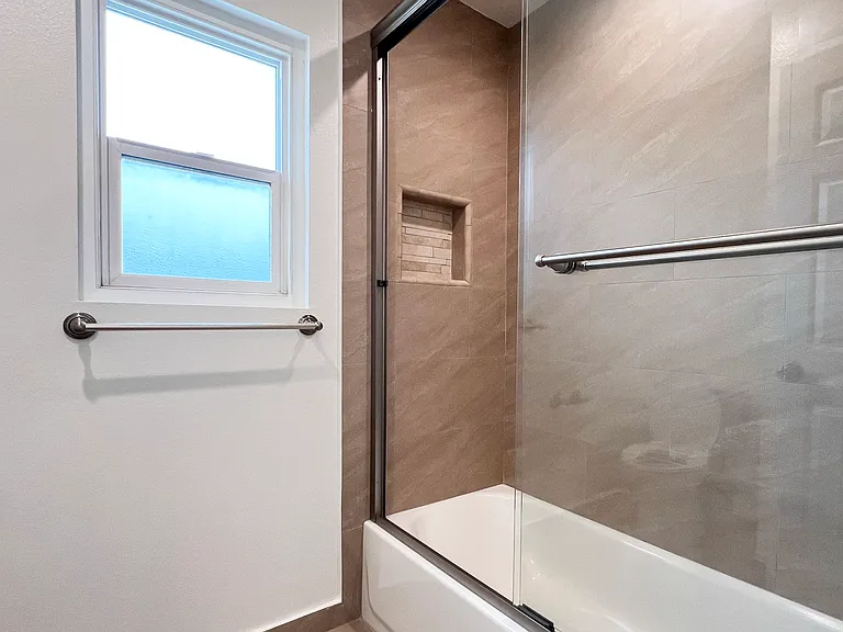 Chez Paree Apartments — Photo 14