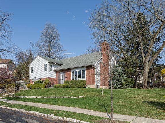 2nd image of 10 Lawrence Ave