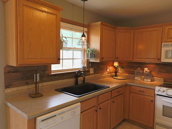 5th image of 604 S Ashwood Ct