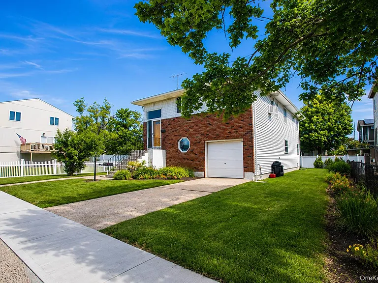 26 Lancaster Rd #UPPER — Photo 2