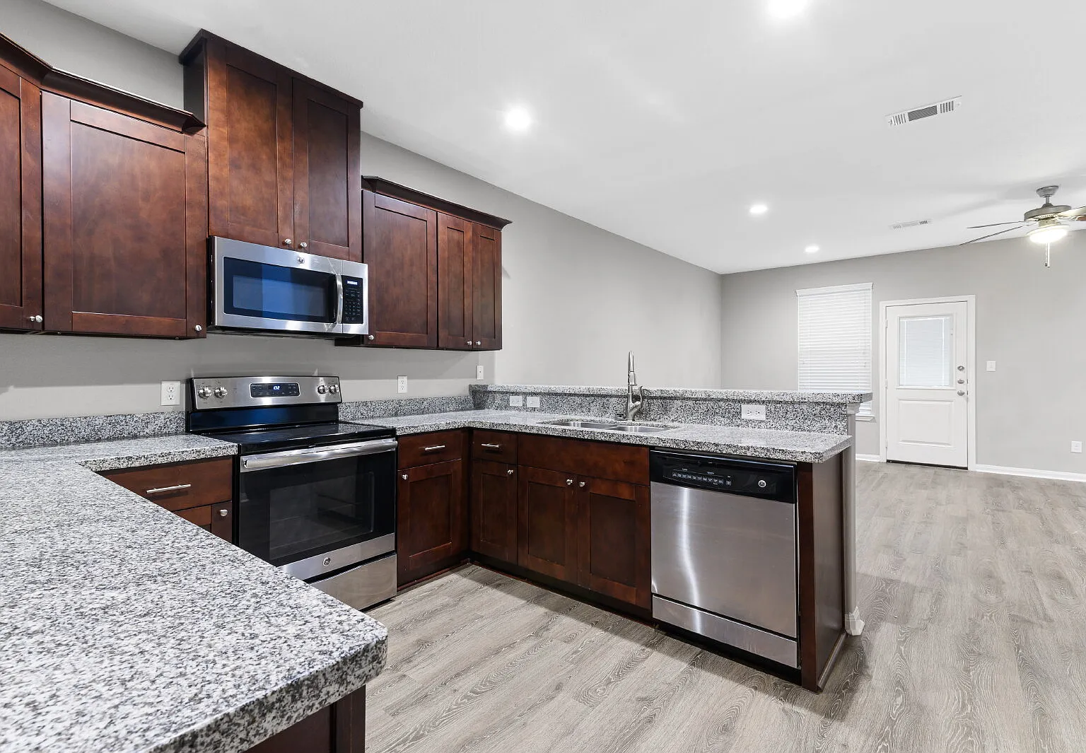 3 bed, 2.5 bath, 1403 sqft, $1,550 — Photo 4