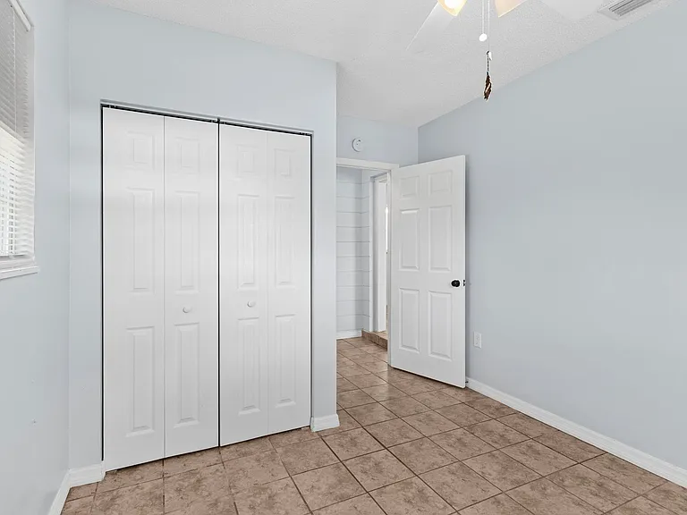 2334 N Roxbury Rd — Photo 8