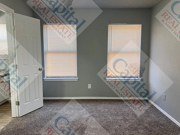 1013 W Gladys Way — Photo 14