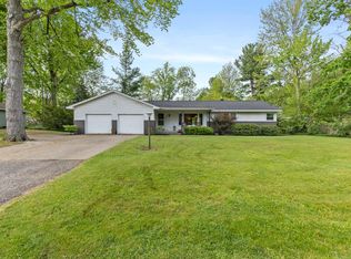 2294 Pinewood St, Jenison, MI 49428