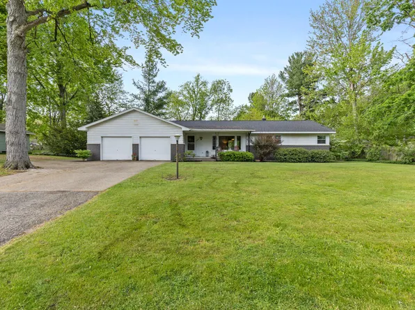 2294 Pinewood St, Jenison, MI 49428