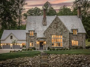 8061 Chagrin Rd, Chagrin Falls, OH 44023