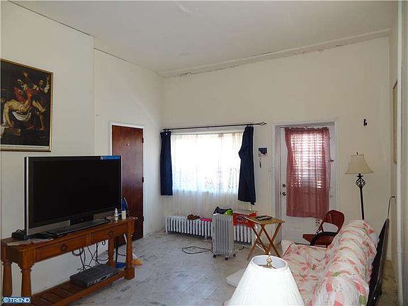 4th image of 2060 E Ontario St
