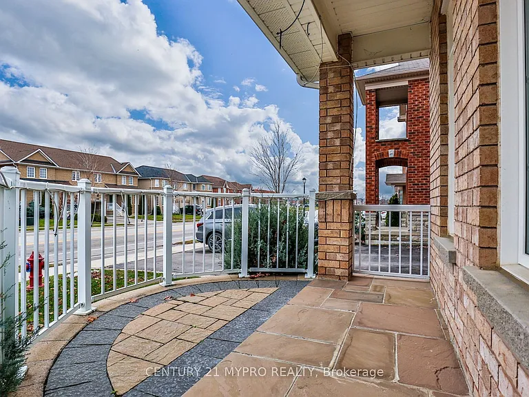 431 Woodspring Ave E — Photo 4