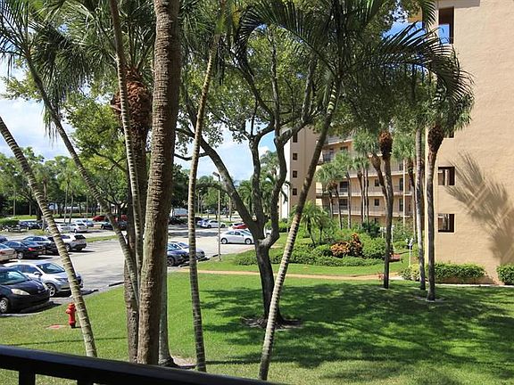 4th image of 4700 Lucerne Lakes Blvd #202