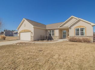 51 Happy Hollow Ln, Oconomowoc, WI 53066