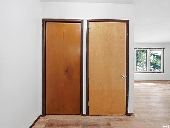 3rd image of 206 Carleton DRIVE