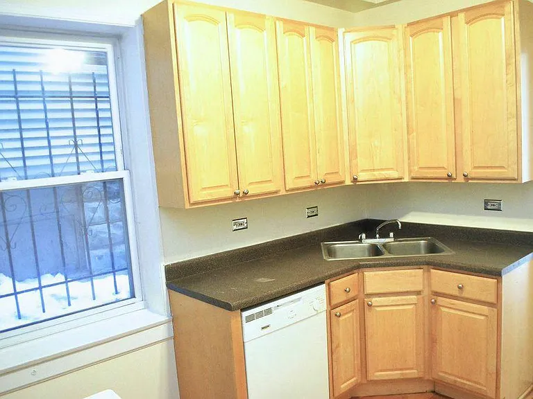 2315 N Greenview Ave #1F — Photo 5