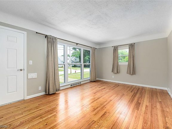 5th image of 276 E 324th St