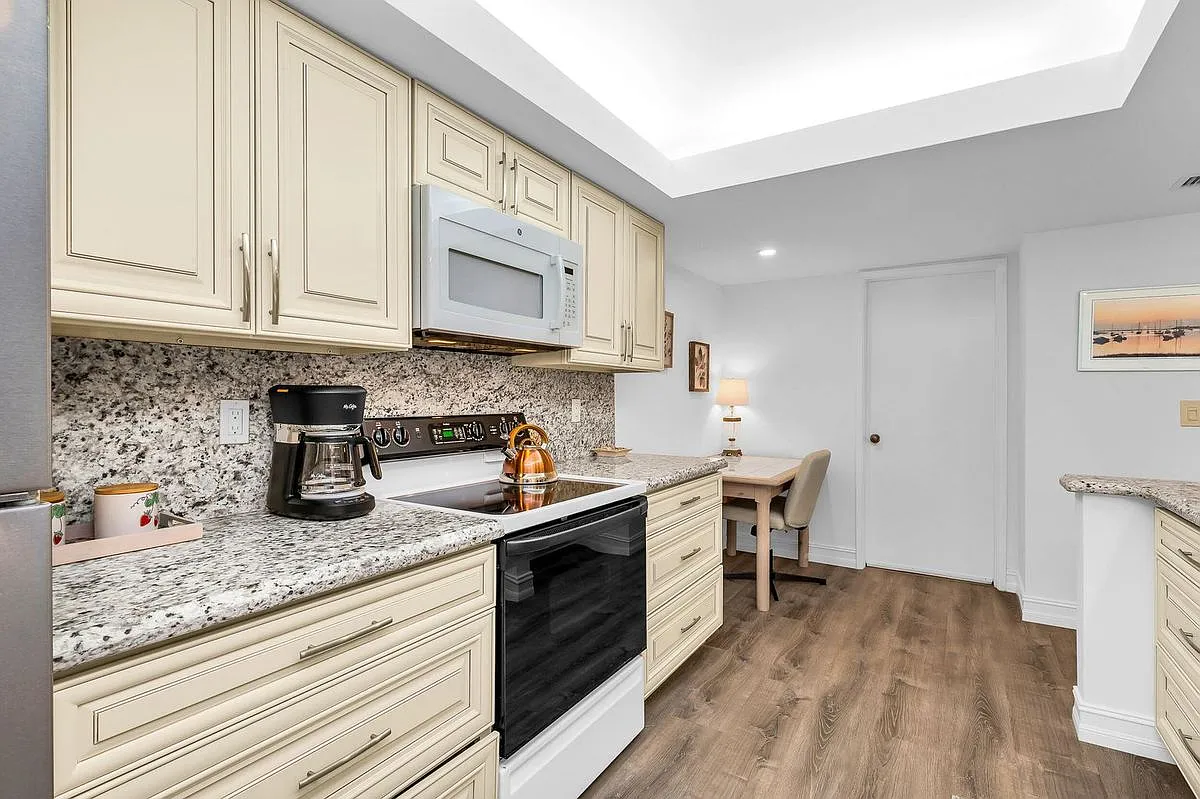 2 bed, 2.0 bath, 1175 sqft, $2,900 — Photo 2