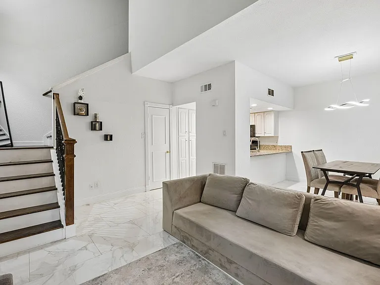 2601 Augusta Dr #14 — Photo 9