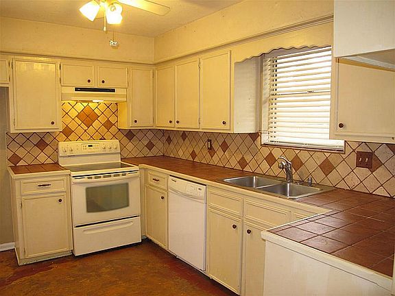 Kitchen has smoothtop range, tile countertops & backsplash!
