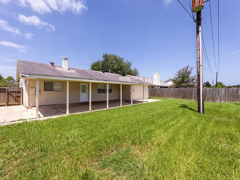 12402 Jaguar Dr — Photo 2