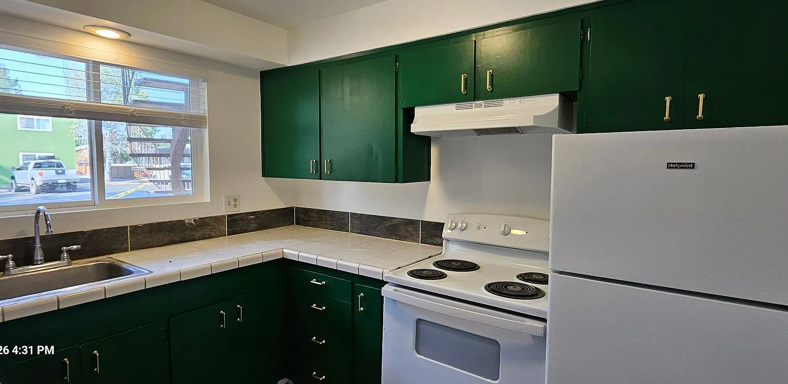 spacious 2 bedroom 1 bath with patio area — Photo 1