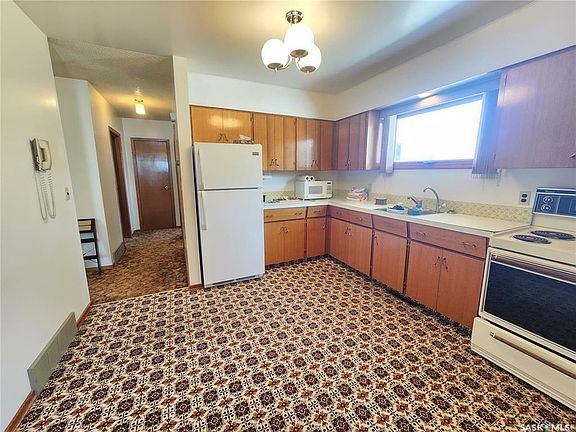3rd image of 204 Saskatchewan Ave