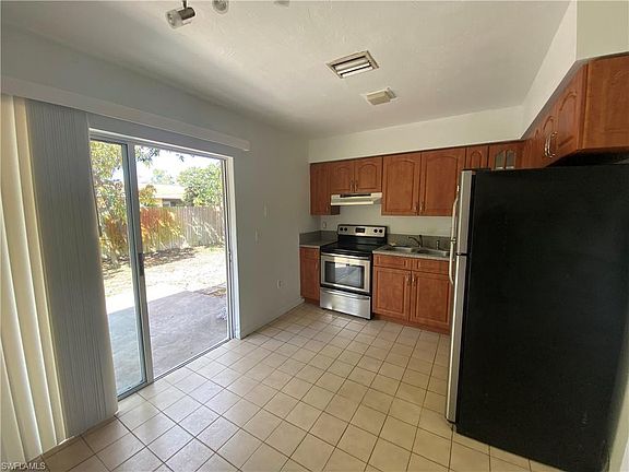 5th image of 4551 Capri Dr APT B