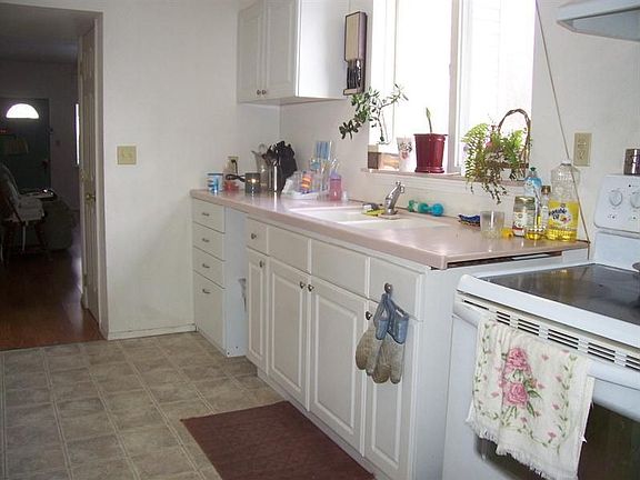 3rd image of 731 W 1st St