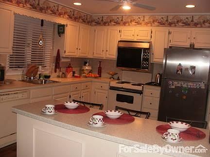 Entrance from left and showcase cupboard
						:
						Showcase is has a light in it for display