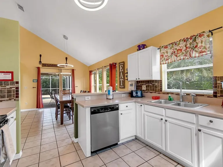 Balmoral Ct — Photo 28