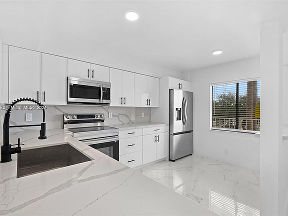 5th image of 7290 Kinghurst Dr #306
