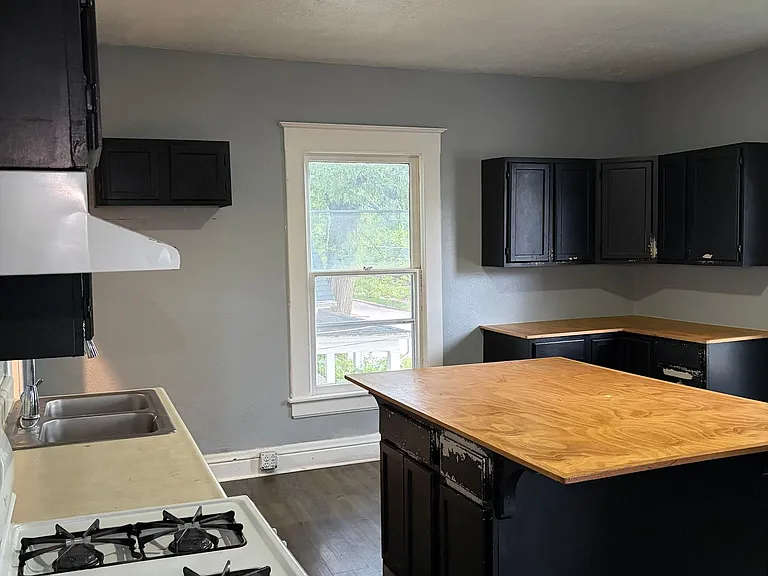 724 W Elm St — Photo 6
