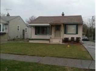 19403 Woodland St, Harper Woods, MI 48225