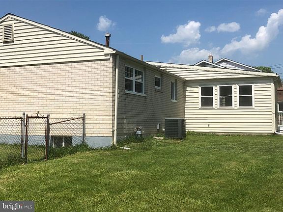 3rd image of 427 Brewster Dr