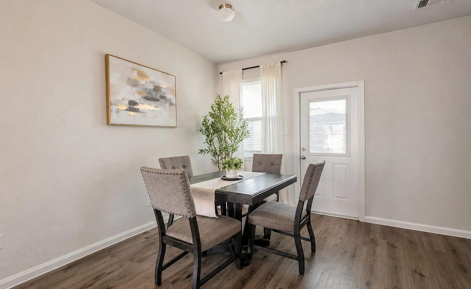 3 bed, 2.5 bath, 1660 sqft, $2,300 — Photo 4