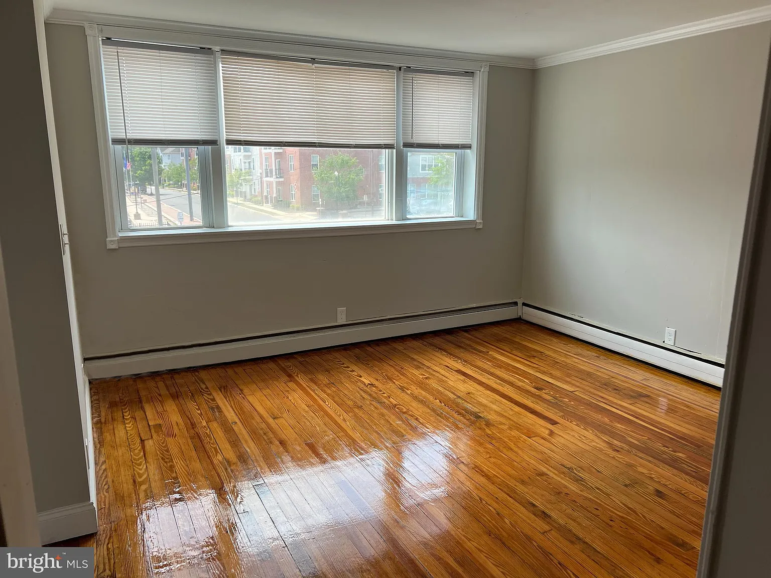 3 bed, 1.0 bath, 1160 sqft, $1,800 — Photo 2