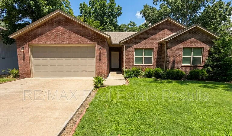 9 Burnham Dr — Photo 1