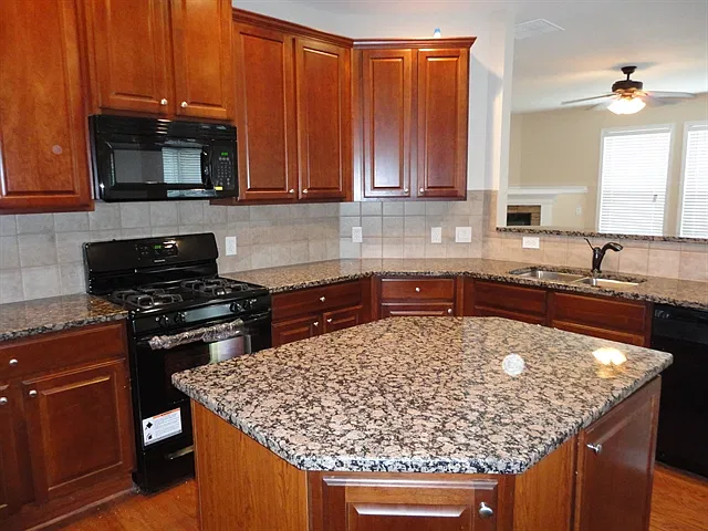 5 bed, 3.5 bath, 3212 sqft, $3,195 — Photo 2