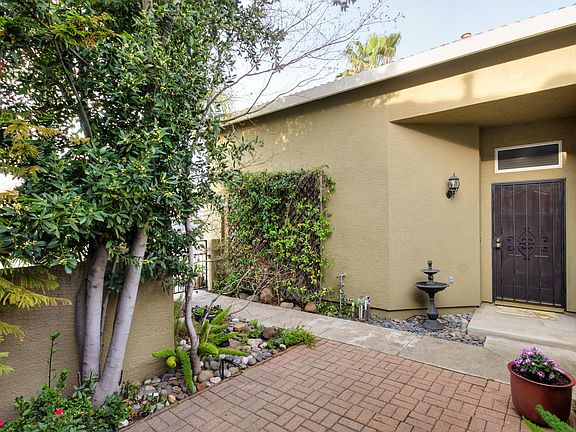 3rd image of 2827 Catalina Dr.
