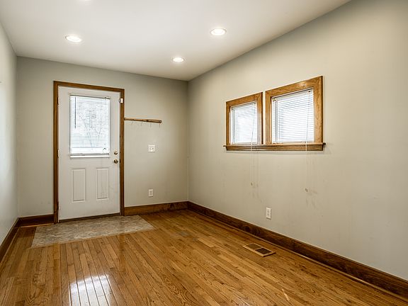 4th image of 916 N California St