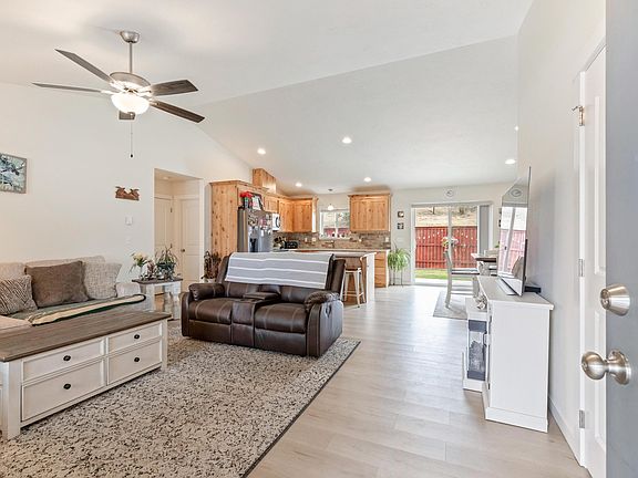 3rd image of 1017 NE Crista Ct