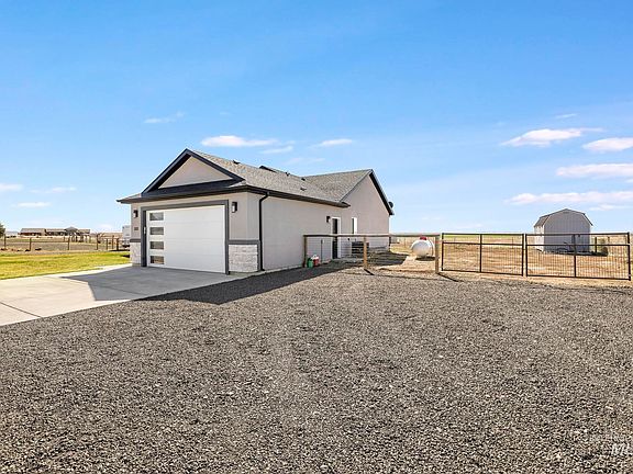 3rd image of 253 Mariposa Cir